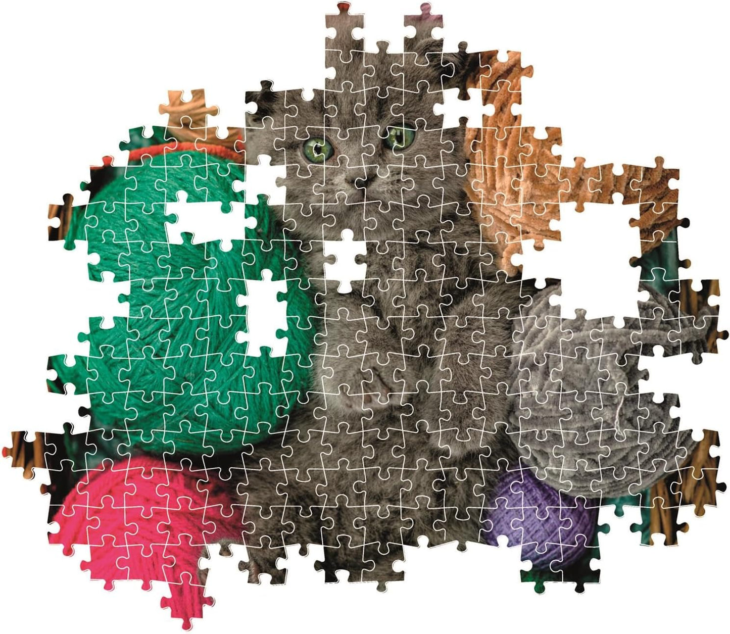 Montaje parcial del Puzzle Gatito Esponjoso 500 piezas Clementoni, con piezas encajadas mostrando al gatito gris entre ovillos de lana de colores y piezas sueltas alrededor.