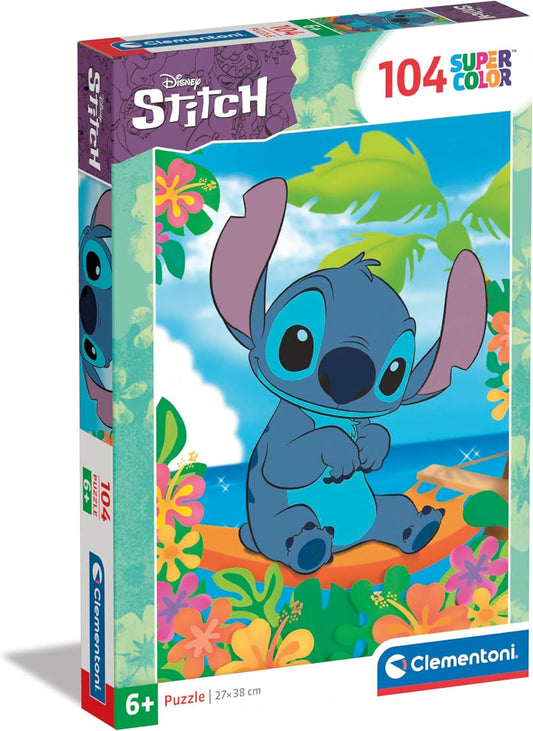 Caja del puzzle Disney Stitch de 104 piezas de Clementoni, con Stitch sentado en la playa entre flores tropicales y palmeras