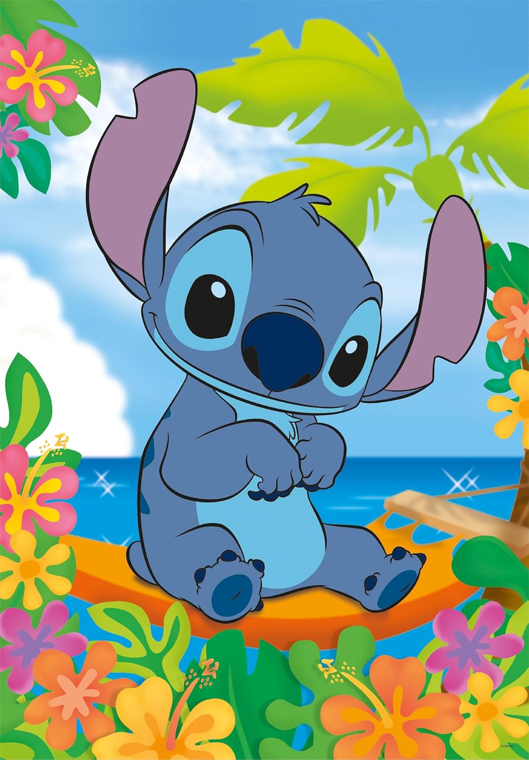Ilustración del puzzle Disney Stitch de 104 piezas de Clementoni: Stitch sentado en la playa entre flores tropicales y palmeras