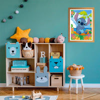  paredPuzzle Disney Stitch de 104 piezas de Clementoni montado y enmarcado en la pared de una habitación infantil