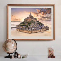 Puzzle Mont-Saint-Michel de 1500 piezas de Clementoni montado y enmarcado en la pared de una habitación