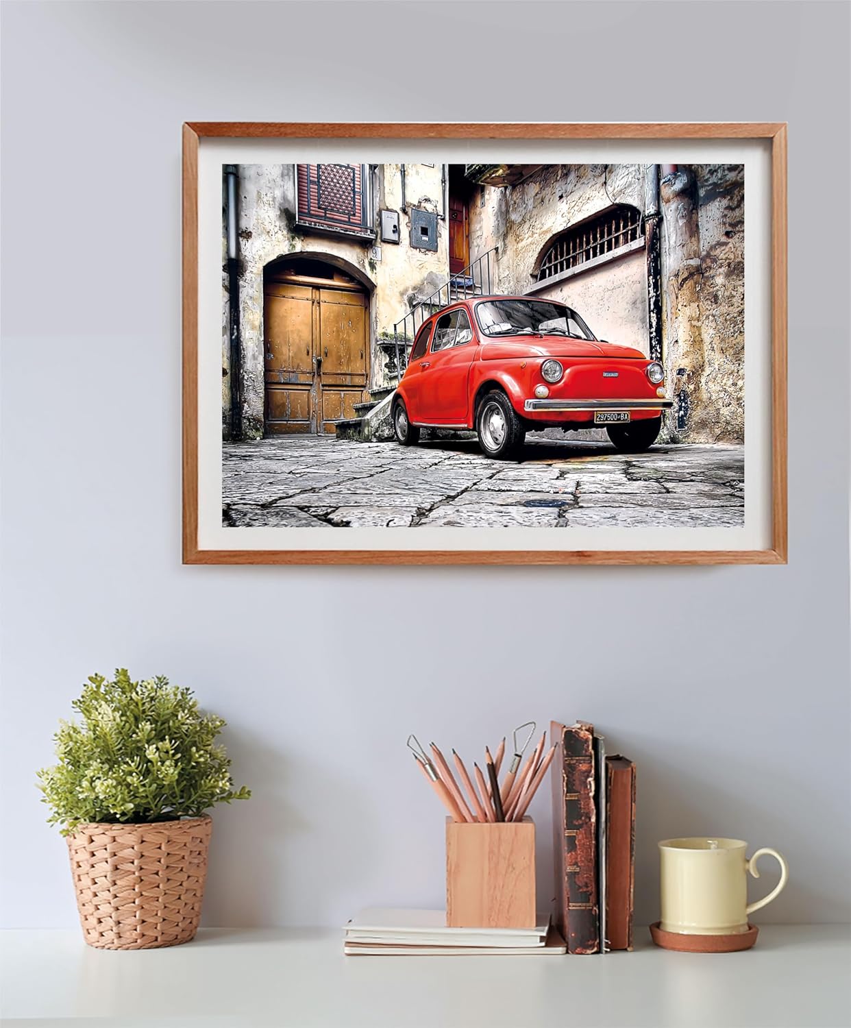 Puzzle Coche Fiat Rojo de 500 piezas de Clementoni montado y enmarcado en la pared de una habitación