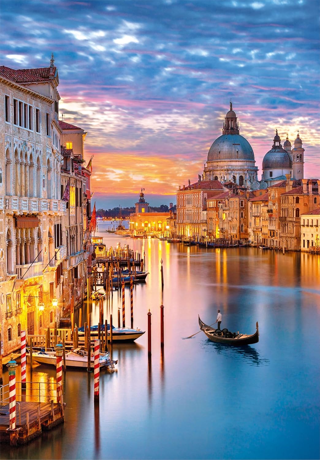 Ilustración del puzzle Venecia Iluminada de 500 piezas de Clementoni: el Gran Canal, una góndola y la basílica de la Salute al atardecer
