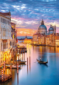 Ilustración del puzzle Venecia Iluminada de 500 piezas de Clementoni: el Gran Canal, una góndola y la basílica de la Salute al atardecer