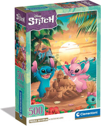 Caja del Puzzle Disney Stitch 500 piezas Clementoni. Stitch y Angel juegan en una playa tropical al atardecer junto a un castillo de arena, con palmeras, hibiscos rojos, Scrump y surfistas al fondo.