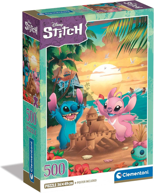 Caja del Puzzle Disney Stitch 500 piezas Clementoni. Stitch y Angel juegan en una playa tropical al atardecer junto a un castillo de arena, con palmeras, hibiscos rojos, Scrump y surfistas al fondo.