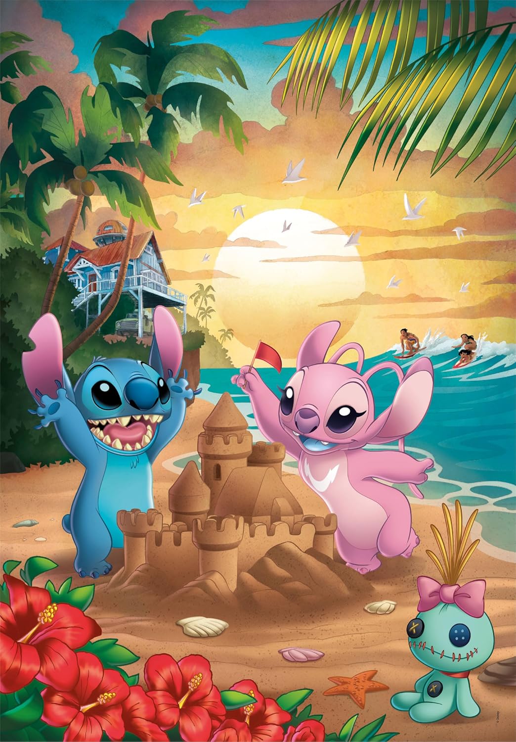 Ilustración del Puzzle Disney Stitch 500 piezas Clementoni. Stitch y Angel juegan en una playa tropical al atardecer junto a un castillo de arena, con palmeras, hibiscos rojos, Scrump y surfistas al fondo.