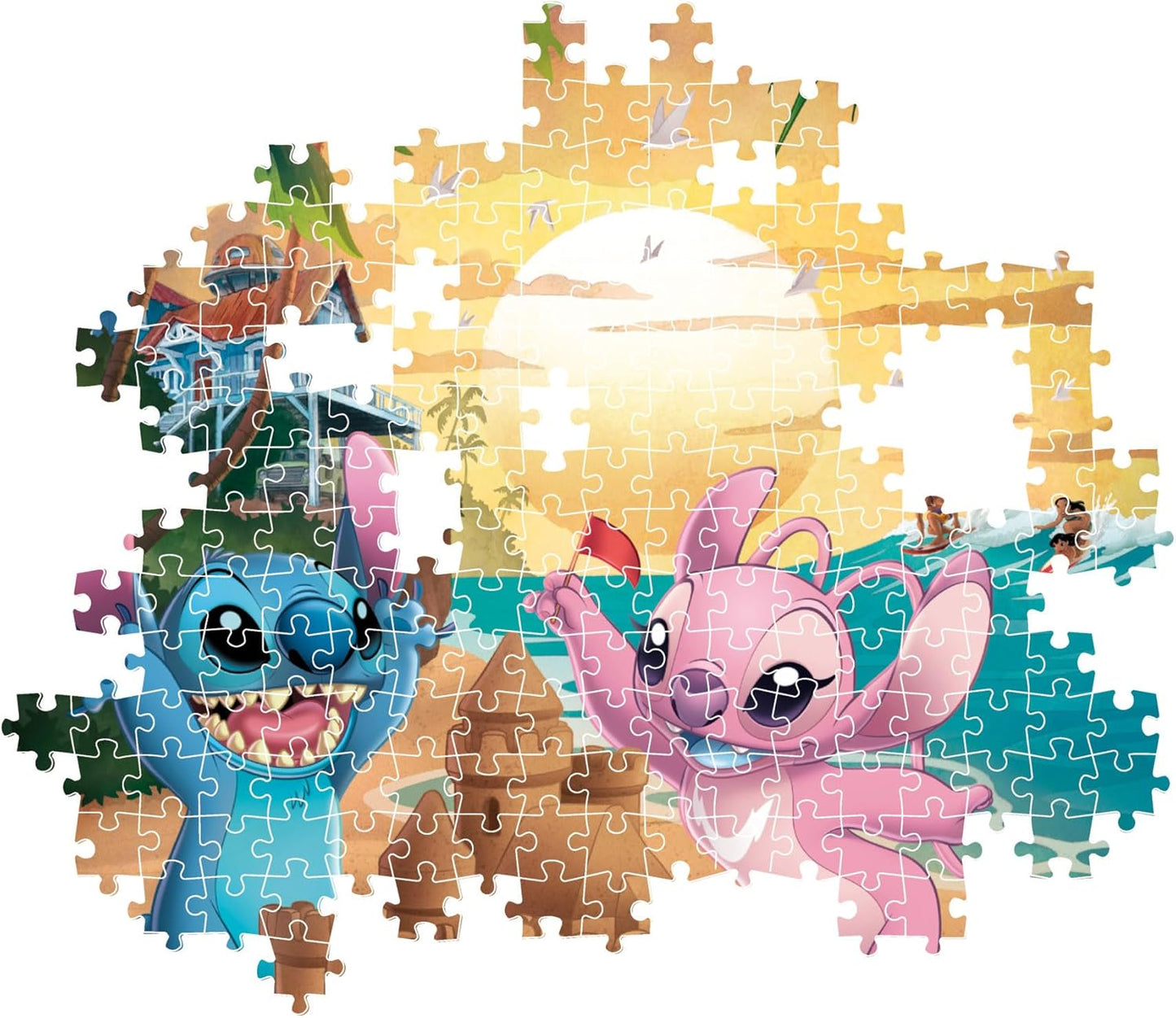 Montaje parcial del Puzzle Disney Stitch 500 piezas Clementoni, con piezas encajadas mostrando a Stitch y Angel en la playa junto al castillo de arena y piezas sueltas alrededor.