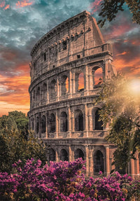 Ilustración del Puzzle Anfiteatro 500 piezas Clementoni. El Coliseo de Roma al atardecer, con cielo anaranjado, árboles verdes y flores moradas en primer plano.