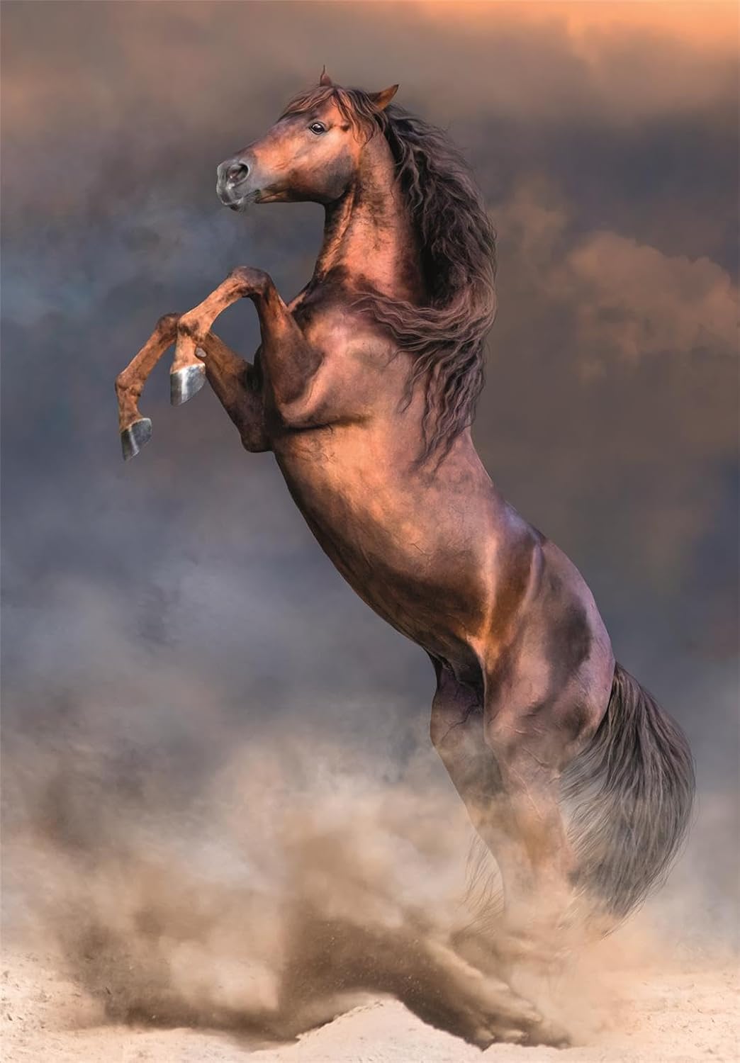 Ilustración del Puzzle Caballo Rojo Salvaje 500 piezas Clementoni. Un caballo rojizo encabritado sobre sus patas traseras entre polvo y nubes al atardecer.