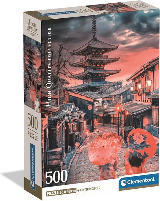 Caja del Puzzle Atardecer en Kioto 500 piezas Clementoni. Una calle empedrada de Kioto al atardecer con la pagoda Yasaka, casas tradicionales de madera y dos mujeres con kimono y sombrillas rojas.