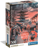 Caja del Puzzle Atardecer en Kioto 500 piezas Clementoni. Una calle empedrada de Kioto al atardecer con la pagoda Yasaka, casas tradicionales de madera y dos mujeres con kimono y sombrillas rojas.