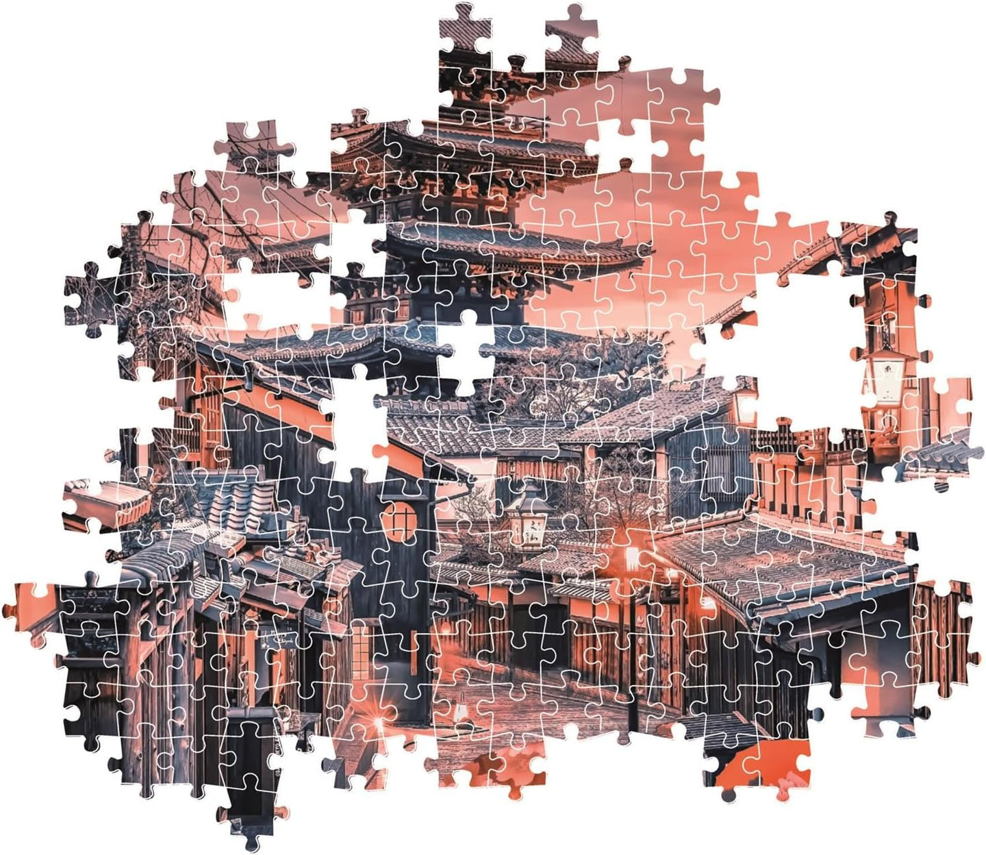 Montaje parcial del Puzzle Atardecer en Kioto 500 piezas Clementoni, con piezas encajadas mostrando la calle de Kioto con la pagoda y las casas tradicionales, y piezas sueltas alrededor.