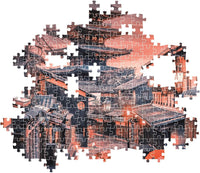 Montaje parcial del Puzzle Atardecer en Kioto 500 piezas Clementoni, con piezas encajadas mostrando la calle de Kioto con la pagoda y las casas tradicionales, y piezas sueltas alrededor.