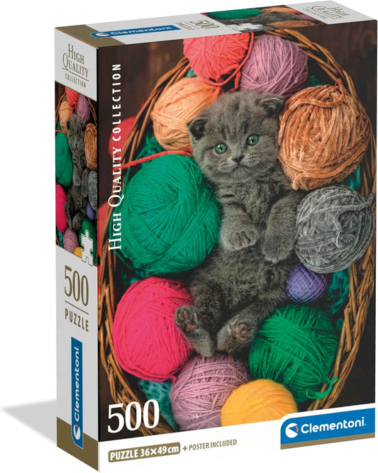 Caja del Puzzle Gatito Esponjoso 500 piezas Clementoni. Un gatito gris de ojos verdes recostado en una cesta de mimbre entre ovillos de lana de colores.
