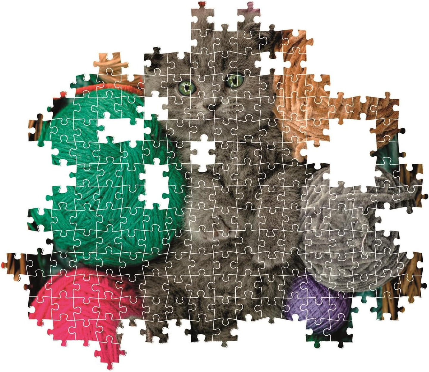 Montaje parcial del Puzzle Gatito Esponjoso 500 piezas Clementoni, con piezas encajadas mostrando al gatito gris entre ovillos de lana de colores y piezas sueltas alrededor.