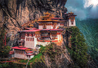 Ilustración del Puzzle El Nido del Tigre 500 piezas Clementoni. El monasterio budista de Paro Taktsang enclavado en un acantilado rocoso de Bután, rodeado de bosque y montañas.