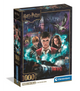 Caja del Puzzle Harry Potter Collage 1000 piezas Clementoni. Harry, Ron y Hermione con varitas ante el castillo de Hogwarts, con el Hogwarts Express, una lechuza y un hipogrifo.