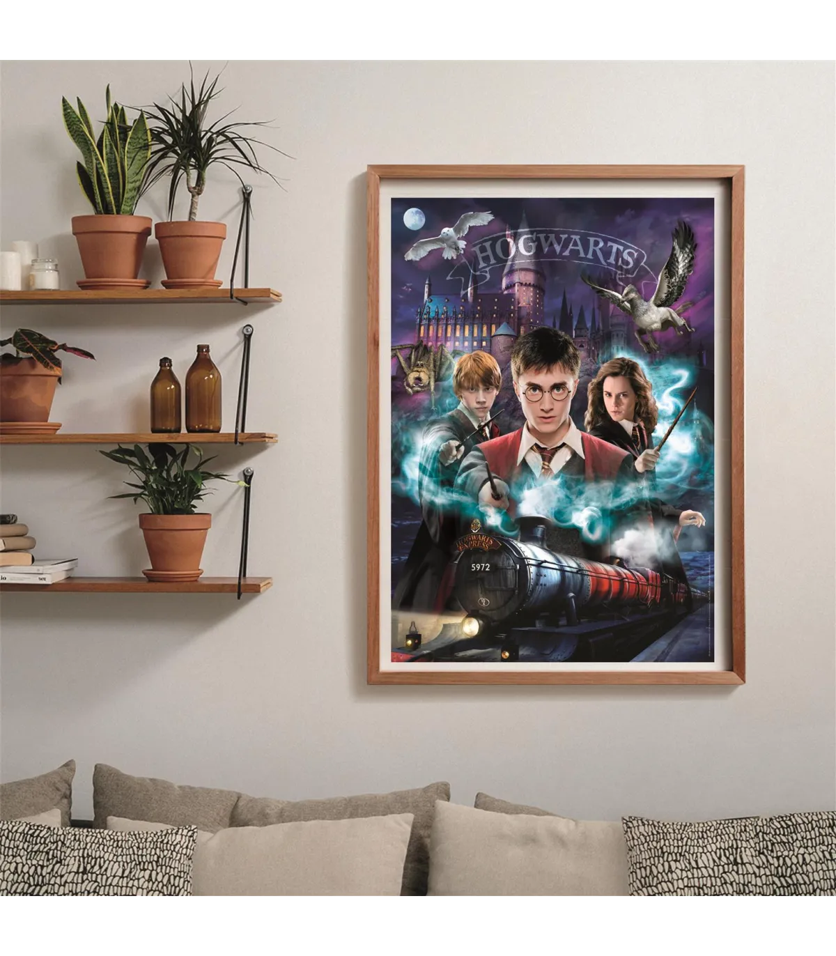 Ilustración del Puzzle Harry Potter Collage 1000 piezas Clementoni. Harry, Ron y Hermione con varitas ante el castillo de Hogwarts, con el Hogwarts Express, una lechuza y un hipogrifo.