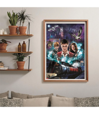 Ilustración del Puzzle Harry Potter Collage 1000 piezas Clementoni. Harry, Ron y Hermione con varitas ante el castillo de Hogwarts, con el Hogwarts Express, una lechuza y un hipogrifo.