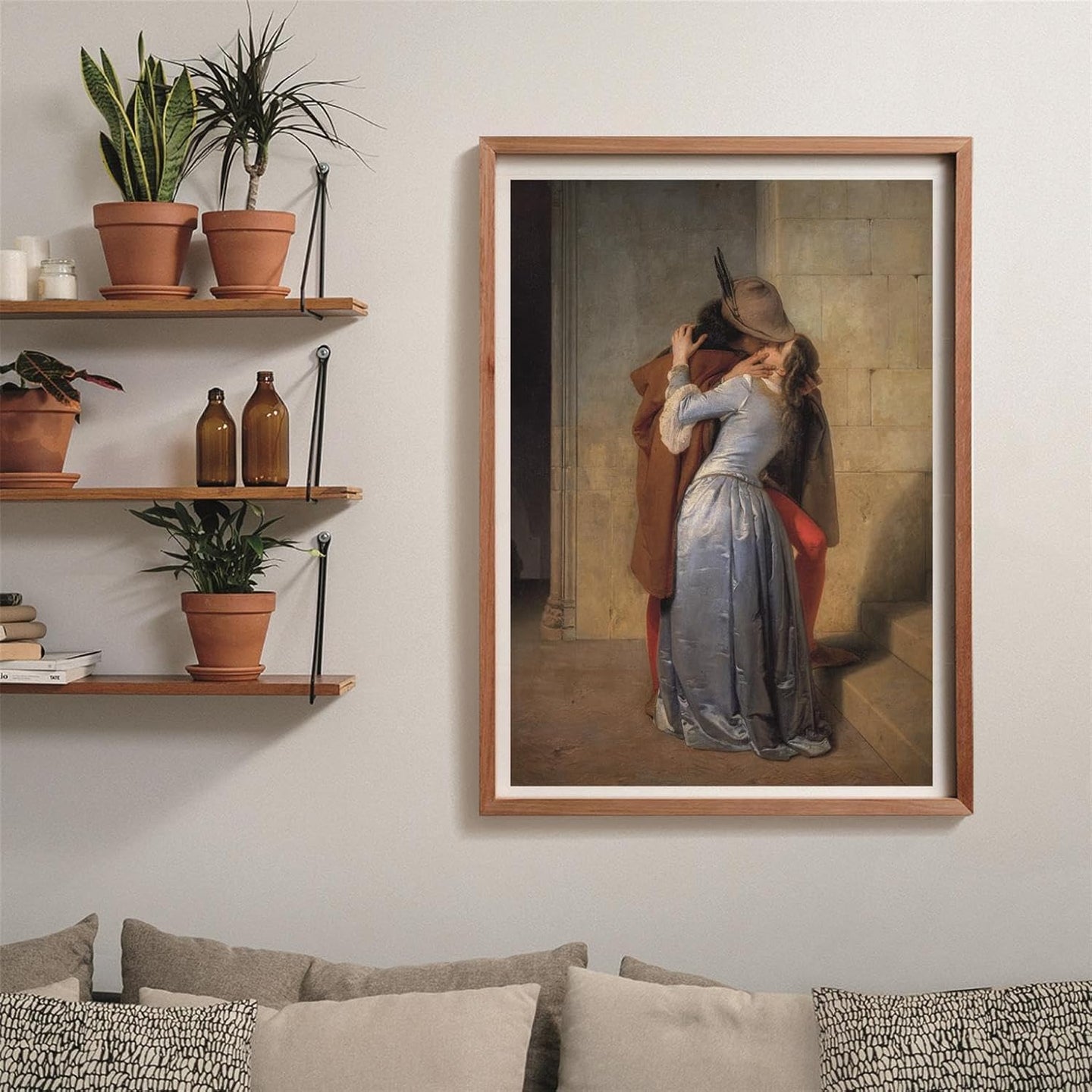 Puzzle El Beso de Hayez 1000 piezas Clementoni Museum Collection montado y enmarcado en madera sobre pared, junto a estanterías con plantas y libros