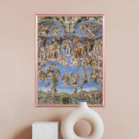 Puzzle El Juicio Universal Michelangelo 1000 piezas Clementoni Museum Collection montado y enmarcado en cobre sobre pared rosa, junto a un jarrón blanco decorativo