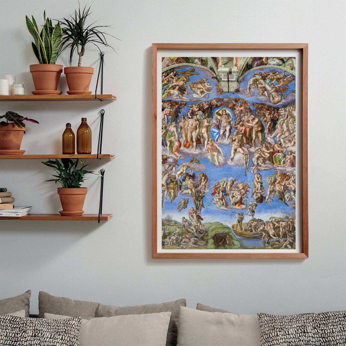 Puzzle El Juicio Universal Michelangelo 1000 piezas Clementoni Museum Collection montado y enmarcado en madera sobre pared, junto a estanterías con plantas y libros