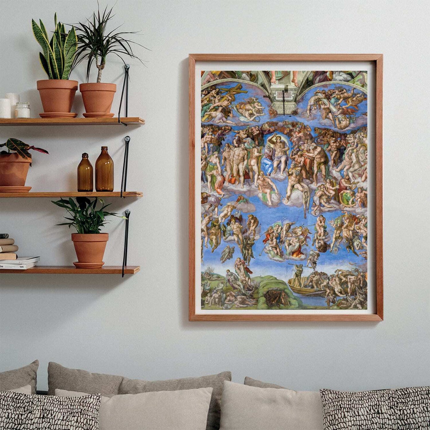 Puzzle El Juicio Universal Michelangelo 1000 piezas Clementoni Museum Collection montado y enmarcado en madera sobre pared, junto a estanterías con plantas y libros