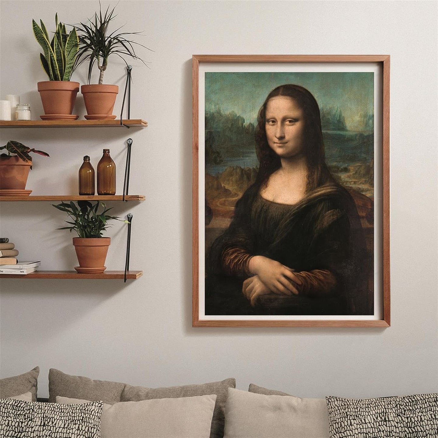 Puzzle La Mona Lisa 1000 piezas Clementoni Museum Collection montado y enmarcado en madera sobre pared, junto a estanterías con plantas y libros