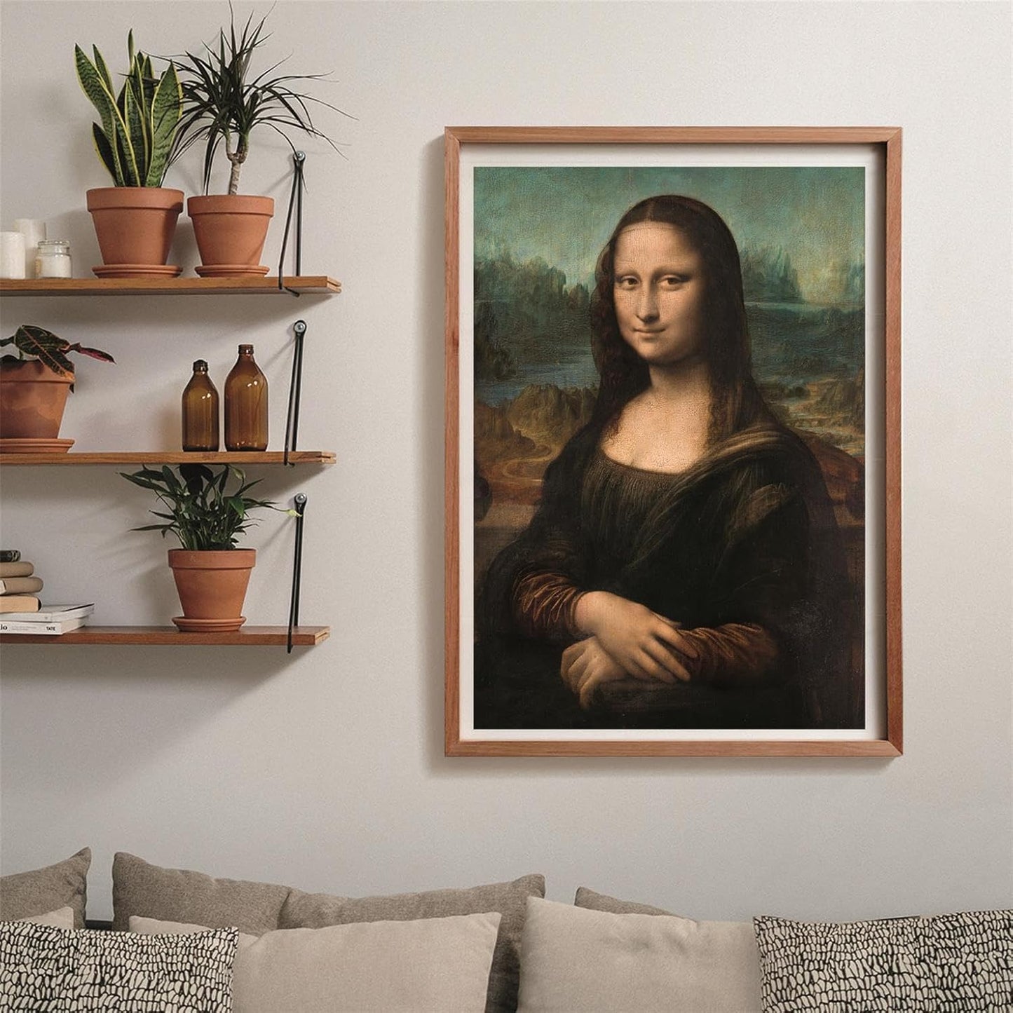 Puzzle La Mona Lisa 1000 piezas Clementoni Museum Collection montado y enmarcado en madera sobre pared, junto a estanterías con plantas y libros