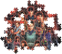 Montaje parcial del Puzzle Stranger Things Temporada 5 1000 piezas Clementoni, con piezas encajadas mostrando a Eleven y el resto de personajes, y piezas sueltas alrededor.