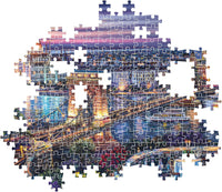 Montaje parcial del Puzzle Paisaje Nocturno de Budapest 1000 piezas Clementoni, con piezas encajadas mostrando el Puente de las Cadenas sobre el Danubio y piezas sueltas alrededor.