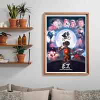 Puzzle E.T. El Extraterrestre 1000 piezas Clementoni montado y enmarcado en madera sobre una pared, con el collage de la película; al lado, estantes con plantas y libros, y debajo un sofá con cojines.