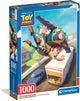 Caja del Puzzle Toy Story 1000 piezas Clementoni. Woody y Buzz Lightyear volando sobre un camión de mudanzas en una calle residencial.