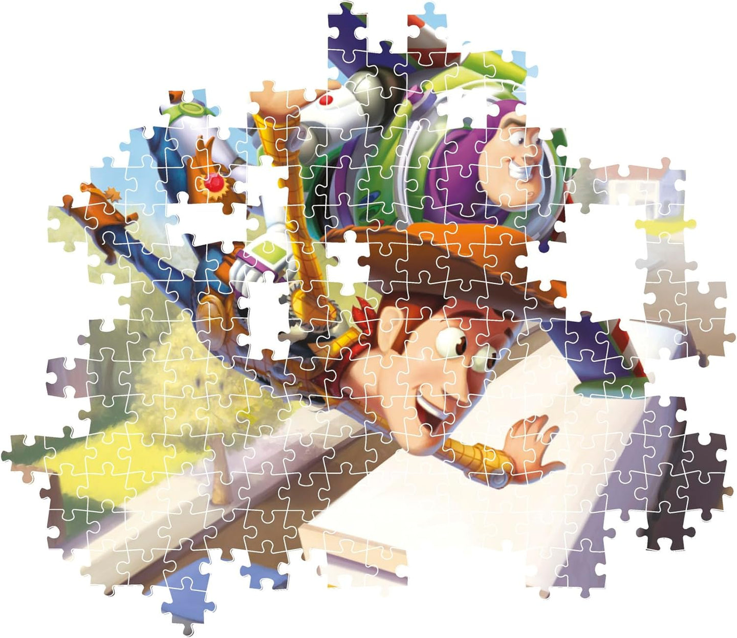 Montaje parcial del Puzzle Toy Story 1000 piezas Clementoni, con piezas encajadas mostrando a Woody y Buzz Lightyear volando sobre el camión y piezas sueltas alrededor.