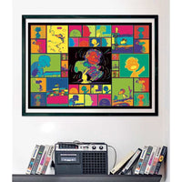 Puzzle Snoopy Peanuts 1000 piezas Clementoni montado y enmarcado en negro sobre una pared, con el collage pop art de los personajes de Peanuts; debajo, un radiocasete y cintas VHS en una estantería.