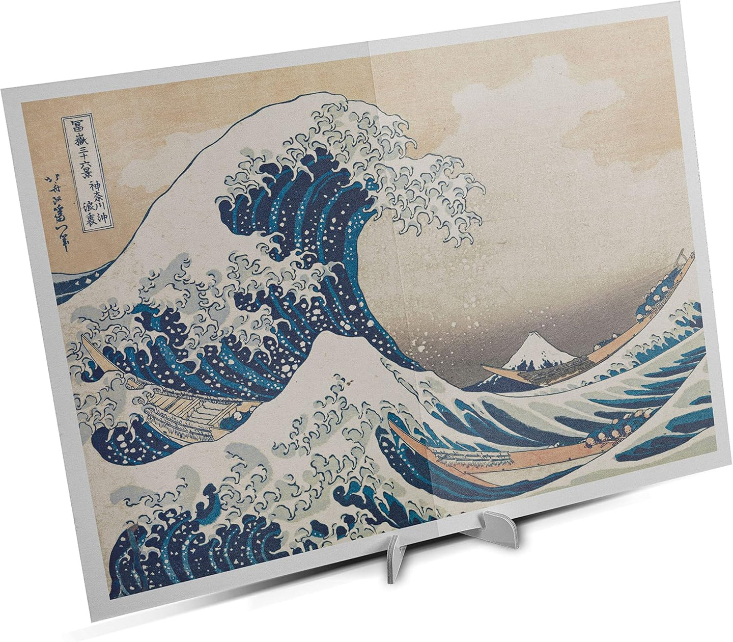 Póster incluido del puzzle La Gran Ola de Hokusai 1000 piezas Clementoni Museum Collection con la ola japonesa y el monte Fuji, apoyado en un soporte