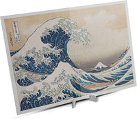 Póster incluido del puzzle La Gran Ola de Hokusai 1000 piezas Clementoni Museum Collection con la ola japonesa y el monte Fuji, apoyado en un soporte