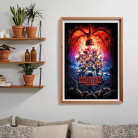 Puzzle Stranger Things Temporada 2 1000 piezas Clementoni montado y enmarcado en madera sobre una pared, con el póster de la serie; al lado, estantes con plantas y libros, y debajo un sofá con cojines.