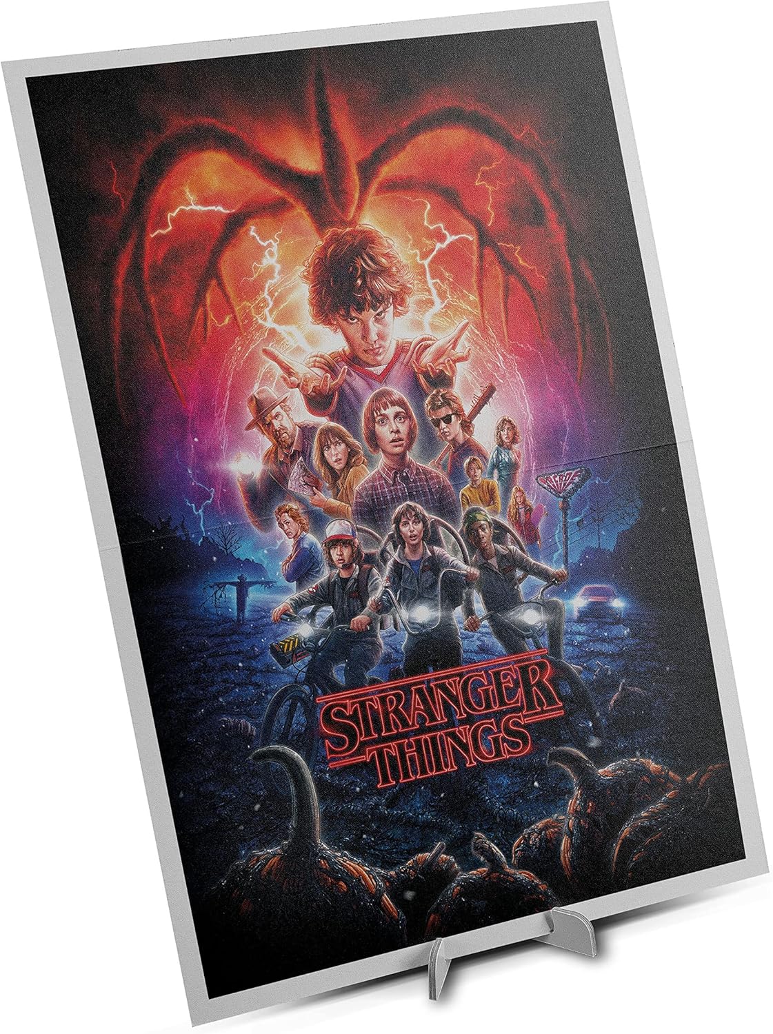 Póster incluido del Puzzle Stranger Things Temporada 2 1000 piezas Clementoni, con Eleven y el Azotamentes al fondo, los personajes en bicicleta y el logo en rojo.