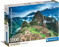 Caja del Puzzle Machu Picchu 1000 piezas Clementoni. Vista aérea de la ciudadela inca de Machu Picchu con el Huayna Picchu al fondo, entre montañas verdes y nubes.