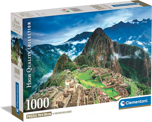 Caja del Puzzle Machu Picchu 1000 piezas Clementoni. Vista aérea de la ciudadela inca de Machu Picchu con el Huayna Picchu al fondo, entre montañas verdes y nubes.