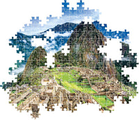 Montaje parcial del Puzzle Machu Picchu 1000 piezas Clementoni, con piezas encajadas mostrando la ciudadela inca y el Huayna Picchu, y piezas sueltas alrededor.