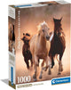 Caja del Puzzle Caballos Corriendo 1000 piezas Clementoni. Tres caballos galopando entre el polvo a contraluz del atardecer.
