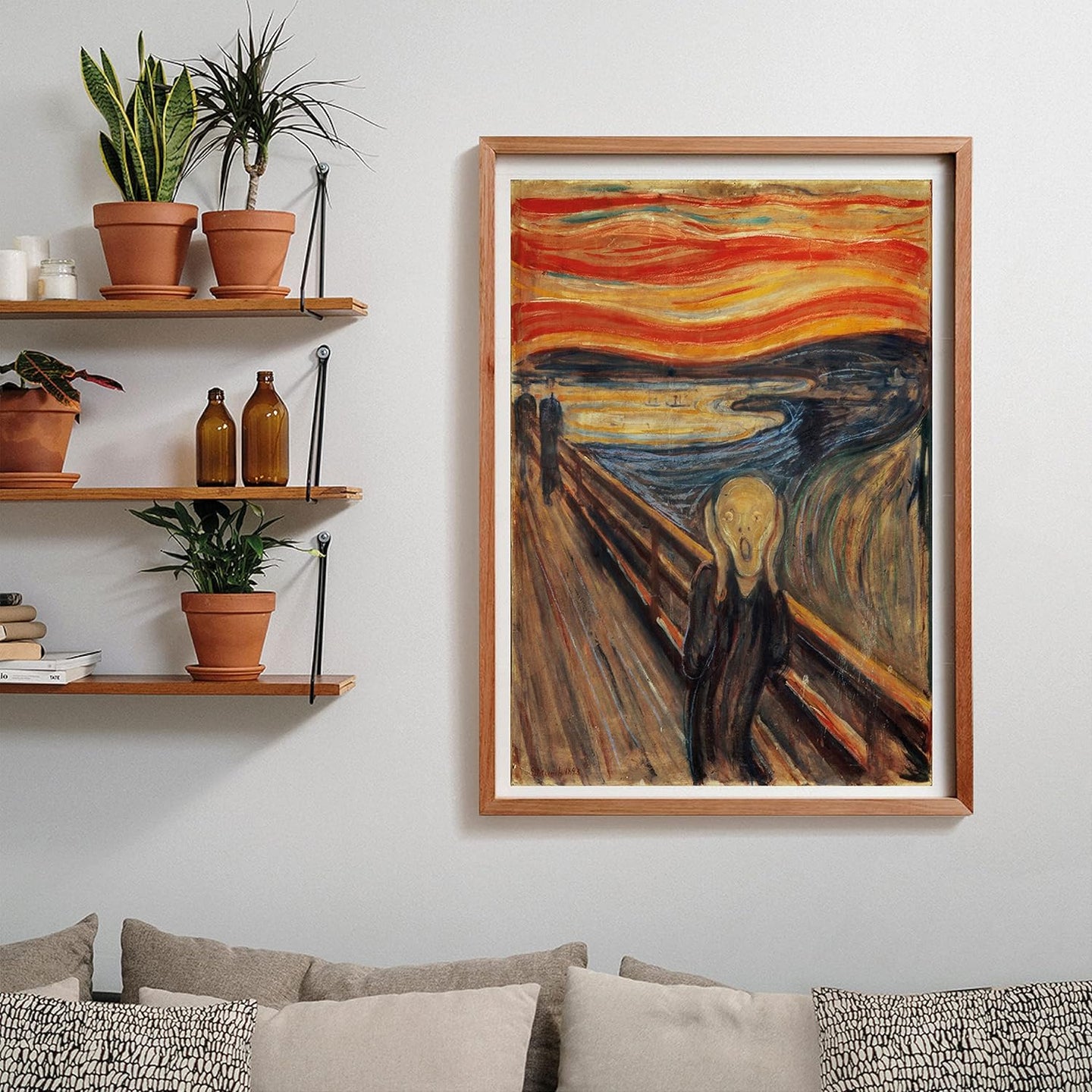 Puzzle El Grito de Munch 1000 piezas Clementoni Museum Collection montado y enmarcado en madera sobre pared, junto a estanterías con plantas y libros
