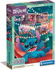 Caja del Puzzle Disney Stitch 1000 piezas Clementoni. Stitch tumbado en una hamaca con una cámara de fotos, rodeado de guirnaldas de luces y fotos de sus aventuras.