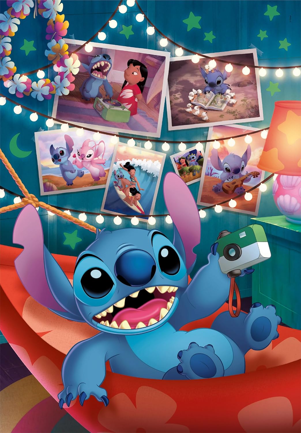 Ilustración del Puzzle Disney Stitch 1000 piezas Clementoni. Stitch tumbado en una hamaca con una cámara de fotos, rodeado de guirnaldas de luces y fotos de sus aventuras.