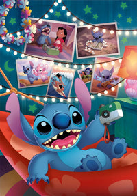 Ilustración del Puzzle Disney Stitch 1000 piezas Clementoni. Stitch tumbado en una hamaca con una cámara de fotos, rodeado de guirnaldas de luces y fotos de sus aventuras.
