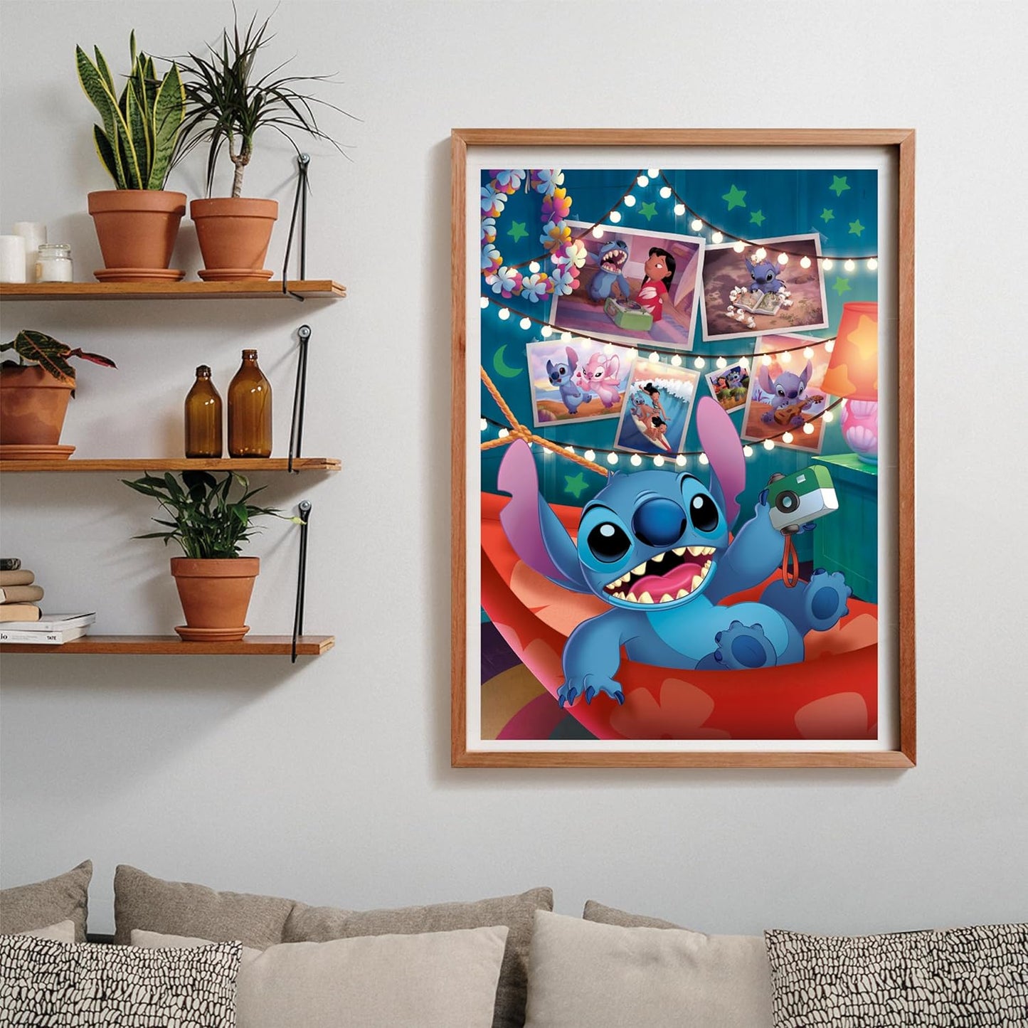 Puzzle Disney Stitch 1000 piezas Clementoni montado y enmarcado en madera sobre una pared, con la escena de Stitch en la hamaca; al lado, estantes con plantas y libros, y debajo un sofá con cojines.