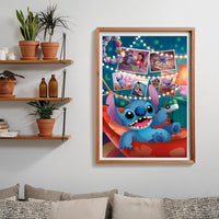 Puzzle Disney Stitch 1000 piezas Clementoni montado y enmarcado en madera sobre una pared, con la escena de Stitch en la hamaca; al lado, estantes con plantas y libros, y debajo un sofá con cojines.